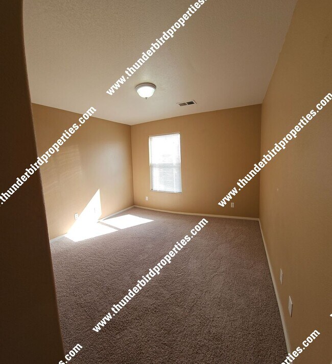 Building Photo - Move in special $500 off first month's ren...