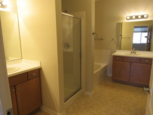 Building Photo - Spacious Condo in Gated Community | Close to light rail.