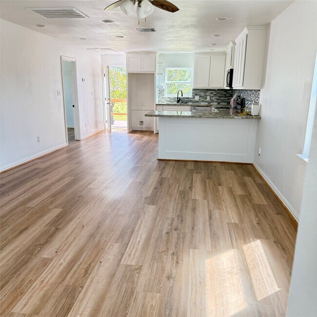 Building Photo - 143 Bastrop Bayou Dr