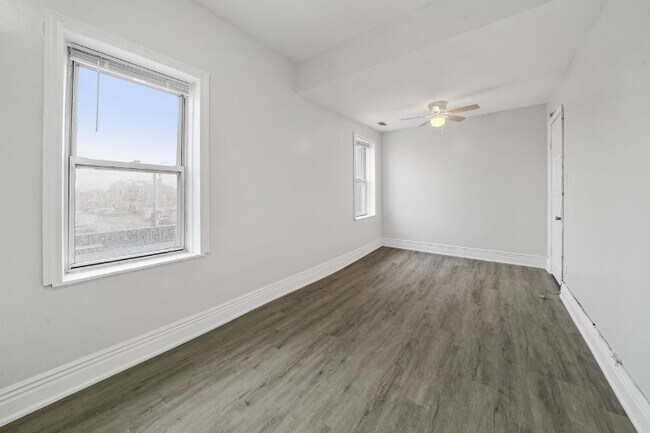 Building Photo - 2556 S Albany Ave