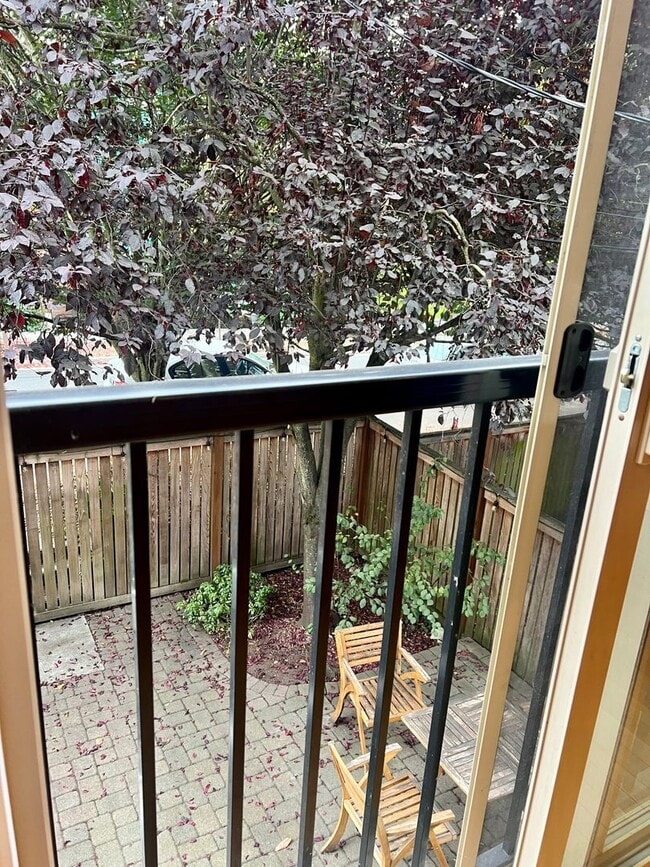 Building Photo - Available 1/0! Cozy townhouse in the Mt Baker neighborhood.