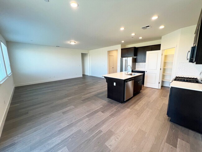 Building Photo - Well maintained 4-bedroom, 2-bathroom home...