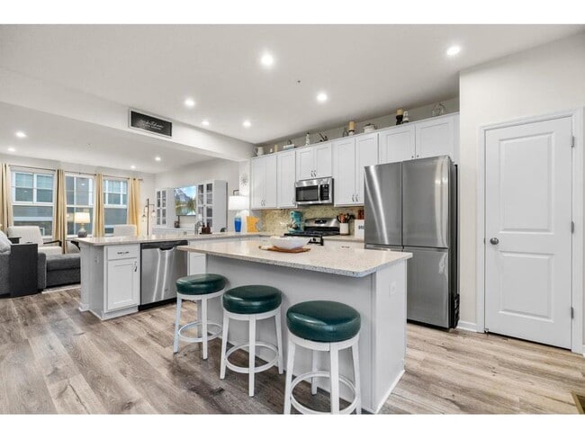 Building Photo - 775 Roselyn Dr