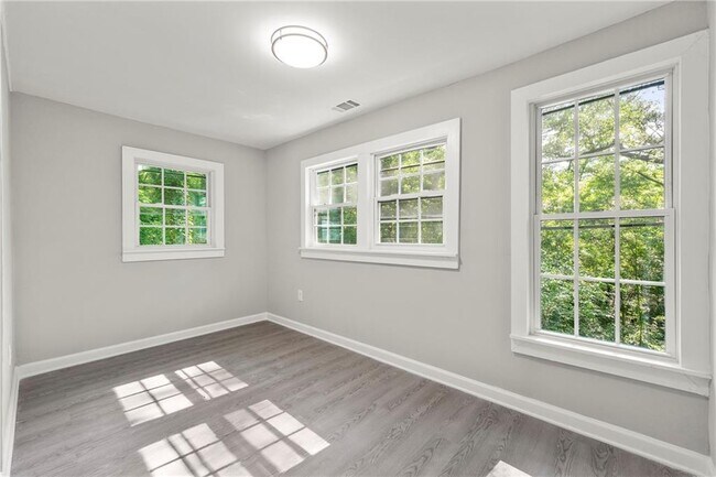 Building Photo - 5901 Ridge Dr SE