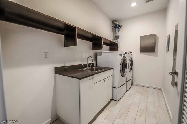 Building Photo - 900 S Las Vegas Blvd