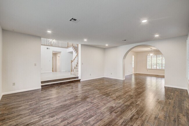 Building Photo - Stunning 5 bedroom home in The Lakes!
