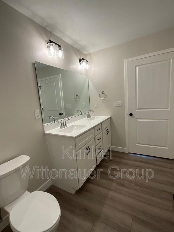 Building Photo - 812 Applewood Creek Dr