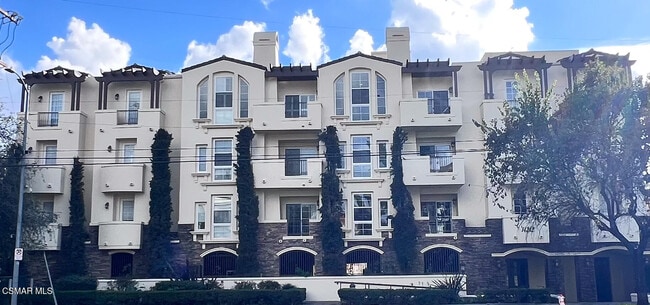 Building Photo - 14242 Burbank Blvd