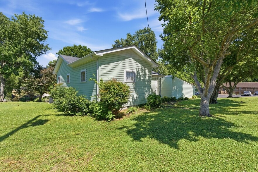 Building Photo - 3007 Dabbs Ave