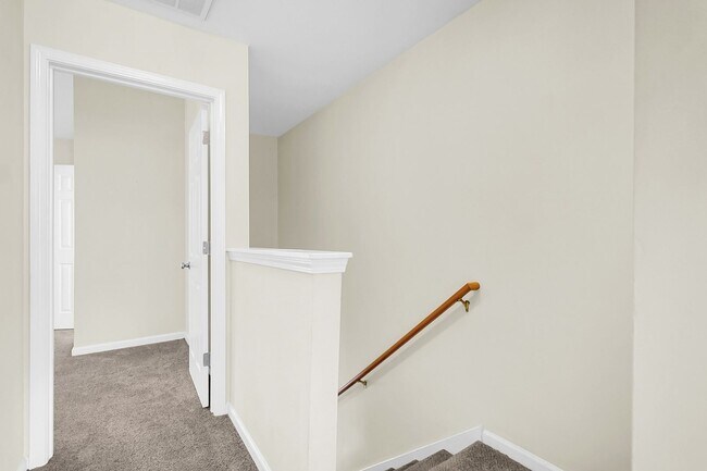 Building Photo - Easy, Modern Comfort in a Prime Charleston Location!
