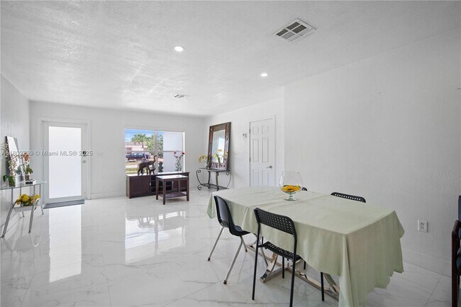 Building Photo - 1314 W 80th St