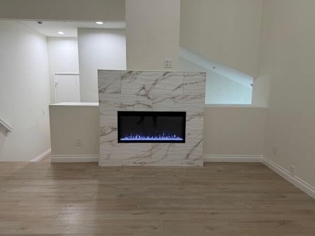 Building Photo - Fully Remodeled 2bed/2bath Townhouse.