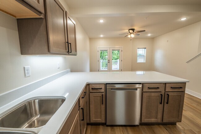 Building Photo - 2 Bedroom 1.5 Bath Single Story Cottage Ranch