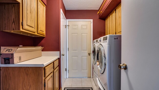 Building Photo - 4 BR / 2.5 BA – RARE FIND IN ROCKY BAYOU