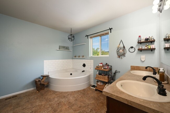 Building Photo - Amazing Home in Orting!!