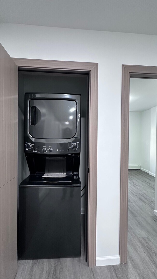 Building Photo - 213 Woodward St