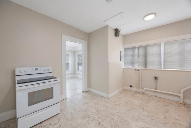 Building Photo - Large 3bdrm/1bath/+ bonus room ***Section ...