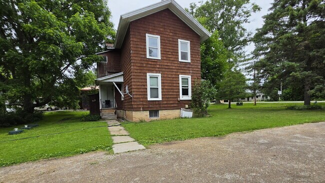 Building Photo - "Cozy & Convenient 2-Bedroom Duplex In Neenah – 800 Sq Ft of Comfortable Living!"