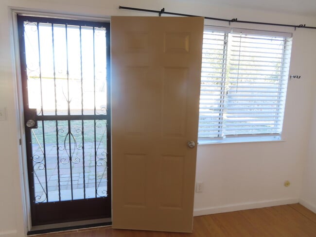 Building Photo - 10052 Kenworthy St