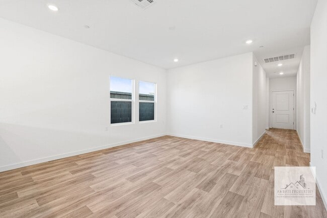 Building Photo - Brand New home in Clovis Unified School District with Solar!