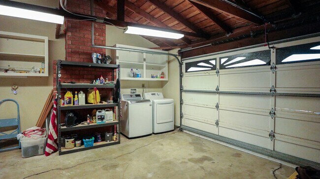 Building Photo - Beautifully Remodeled 3 Bed, 2 Bath Home i...