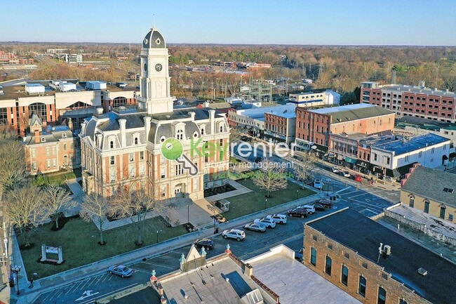 Building Photo - Beautiful Single Family Home - Walking distance to Schools and Downtown