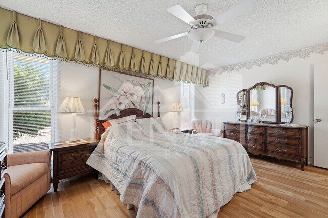 Building Photo - 9807 W Mockingbird Dr
