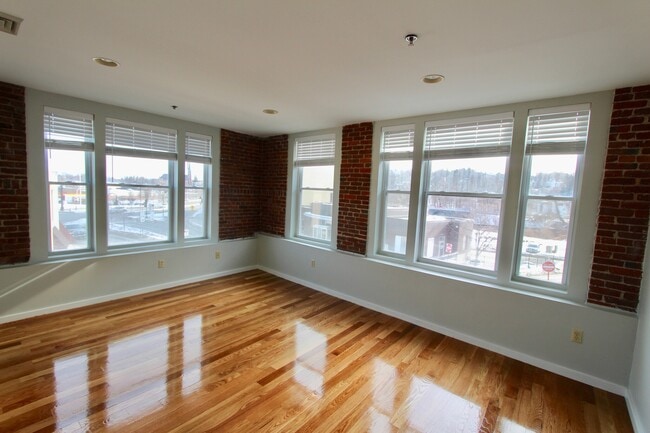 Building Photo - 327 Main St