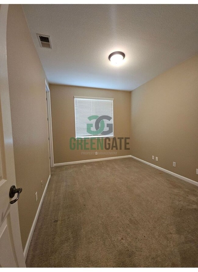 Building Photo - Spacious 4 Bedroom 3 Bath in Patterson! AV...