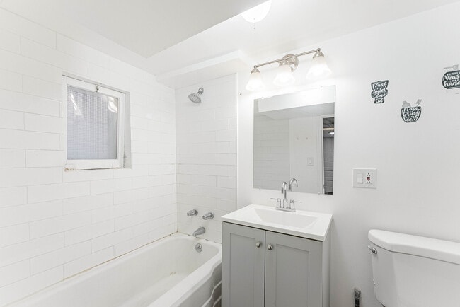 Building Photo - 2557 N Lockwood Ave