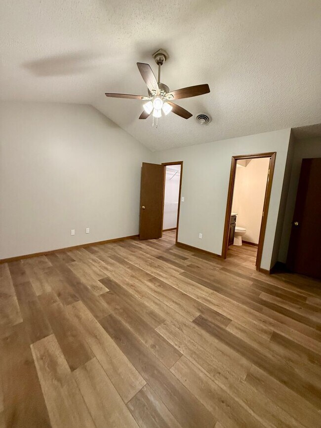 Building Photo - 714-716 Republic Dr