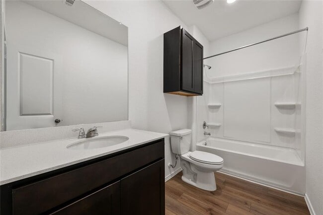 Building Photo - Spacious 3-Bedroom 2 bath with Private Bac...