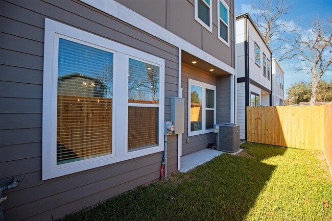 Building Photo - 9912 Clark Cyn Ln