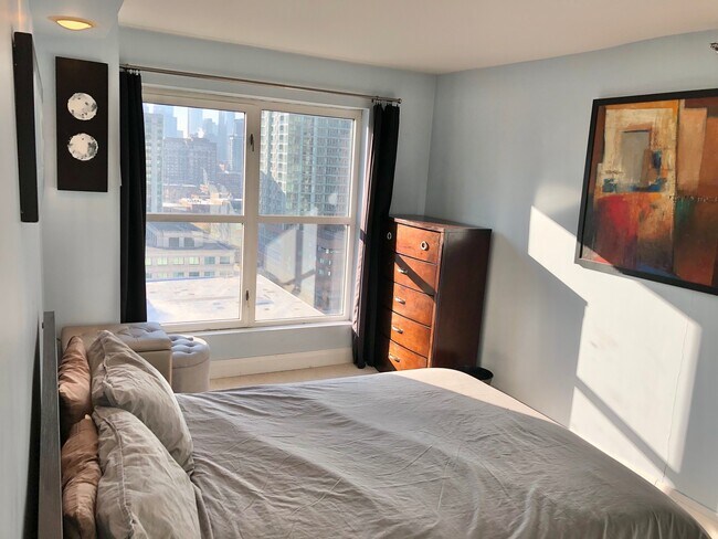 Building Photo - 1212 N La Salle Dr