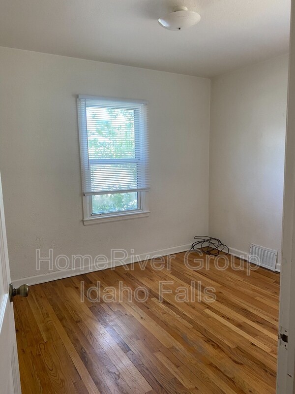 Building Photo - 275 E 15th St