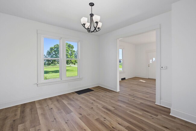 Building Photo - 3 Bedroom, 1 Bathroom Rural Home for Rent – Farmer City, IL