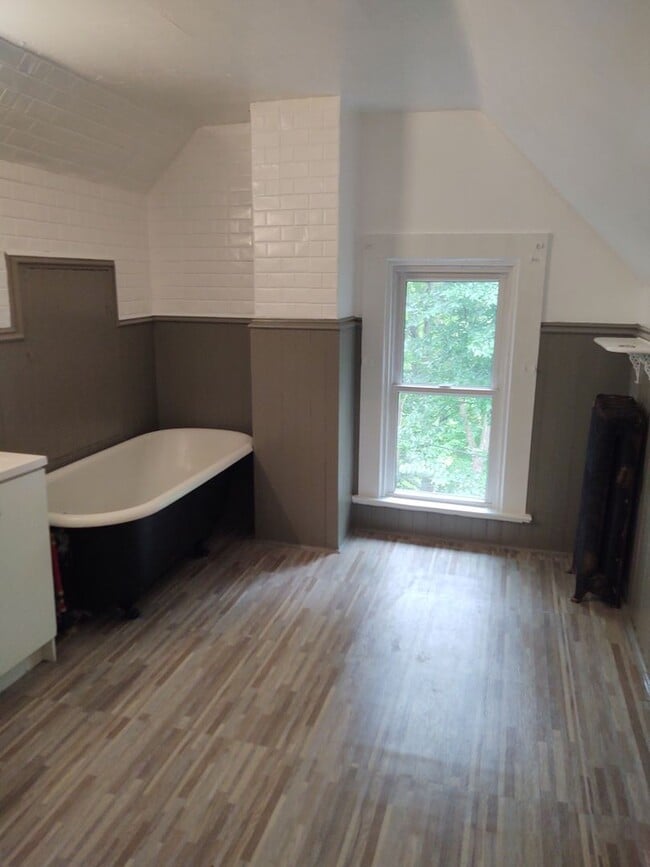 Building Photo - Very Large 4 Bedroom 2 Bath House