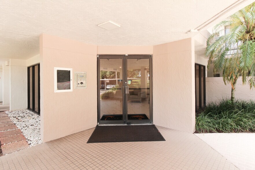 Building Photo - 6562 Boca del Mar Dr