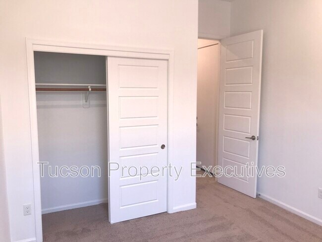 Building Photo - 10918 W Yates Ln