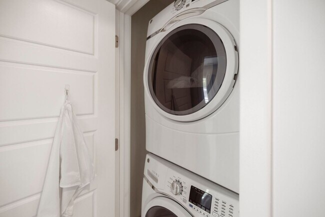 Building Photo - Totally Awesome in Trinidad! 3 bed + 2.5 B...