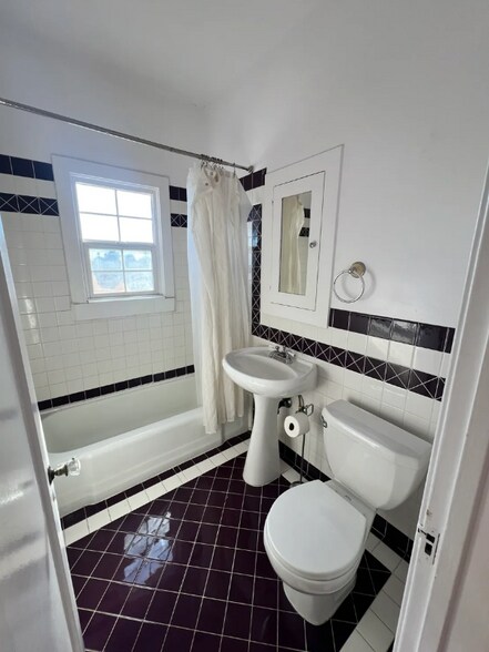 Building Photo - 2028 Beachwood Dr