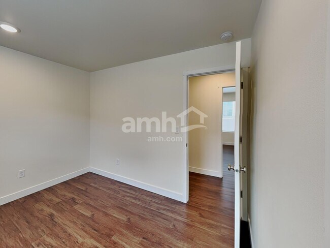 Building Photo - 4814 87th Ave NE