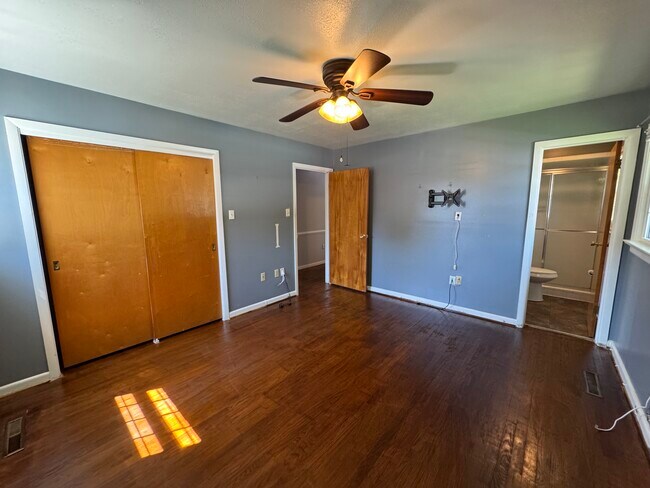 Building Photo - 117 Southerland Dr