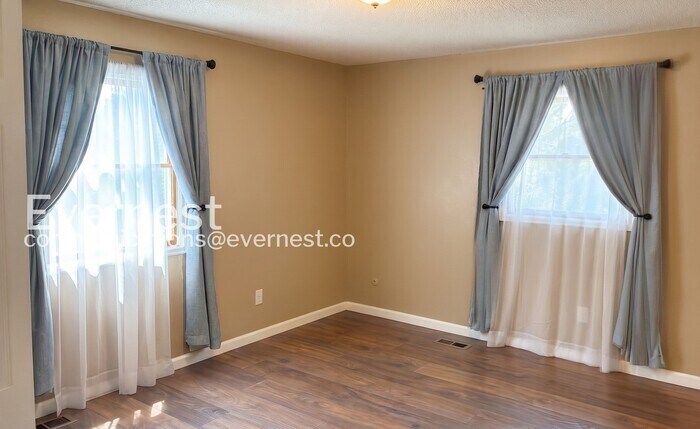 Building Photo - 1808 Riverview Dr