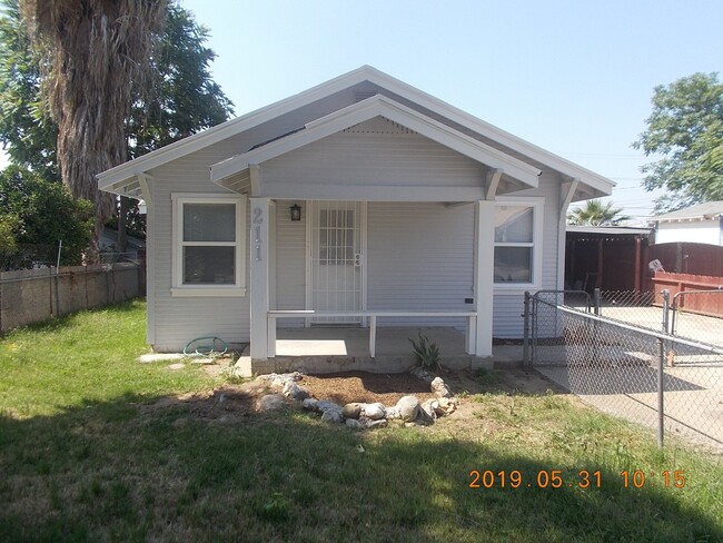 Building Photo - 2 bedroom 1 bathroom ready to move in