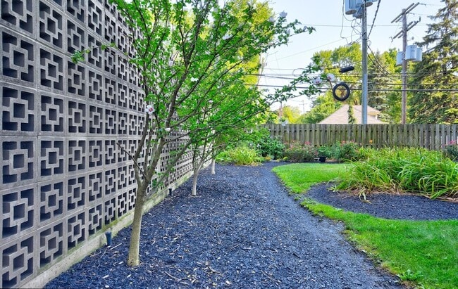 Building Photo - 1620 E Broad St