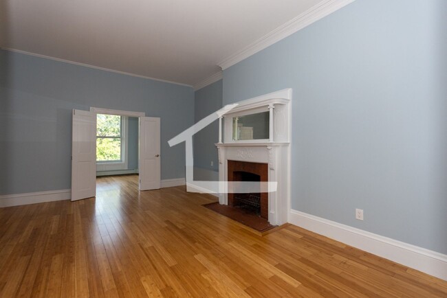 Building Photo - Beautiful, Fully Renovated Kenmore Square ...