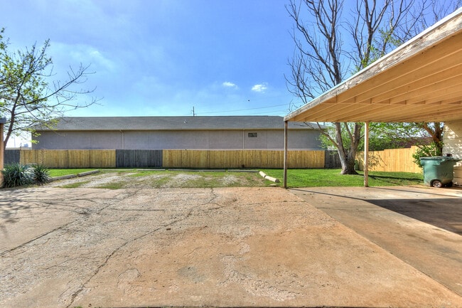 Building Photo - Discover Your New Home: 2-Bedroom Duplex Now Available in Edmond, OK!