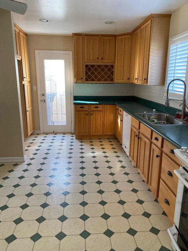 Building Photo - Beautiful 4 Bedroom Home for Rent in Huntington Beach