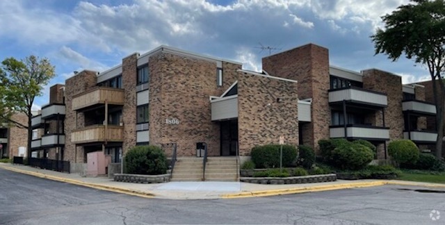 Building Photo - 1806 Hemlock Pl